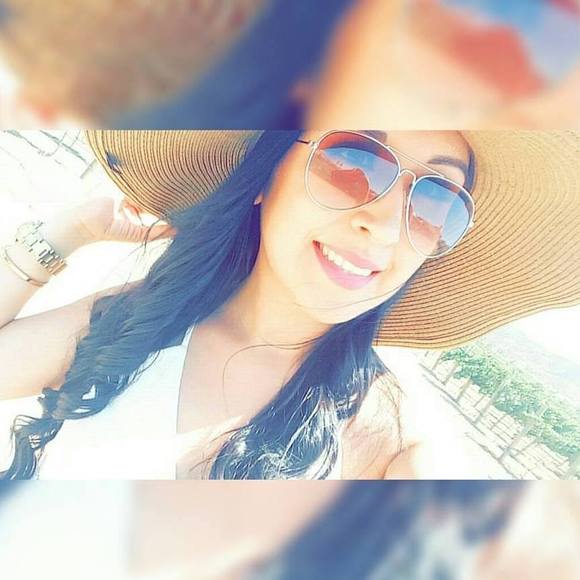 Meet your Posher, Andrea - Picture 1 of 1